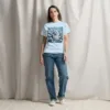 T-Shirt "Weiße Katze mit Blumen" 32 T-Shirt "Weiße Katze mit Blumen" - unisex classic tee light blue front 69742e16e7f9f