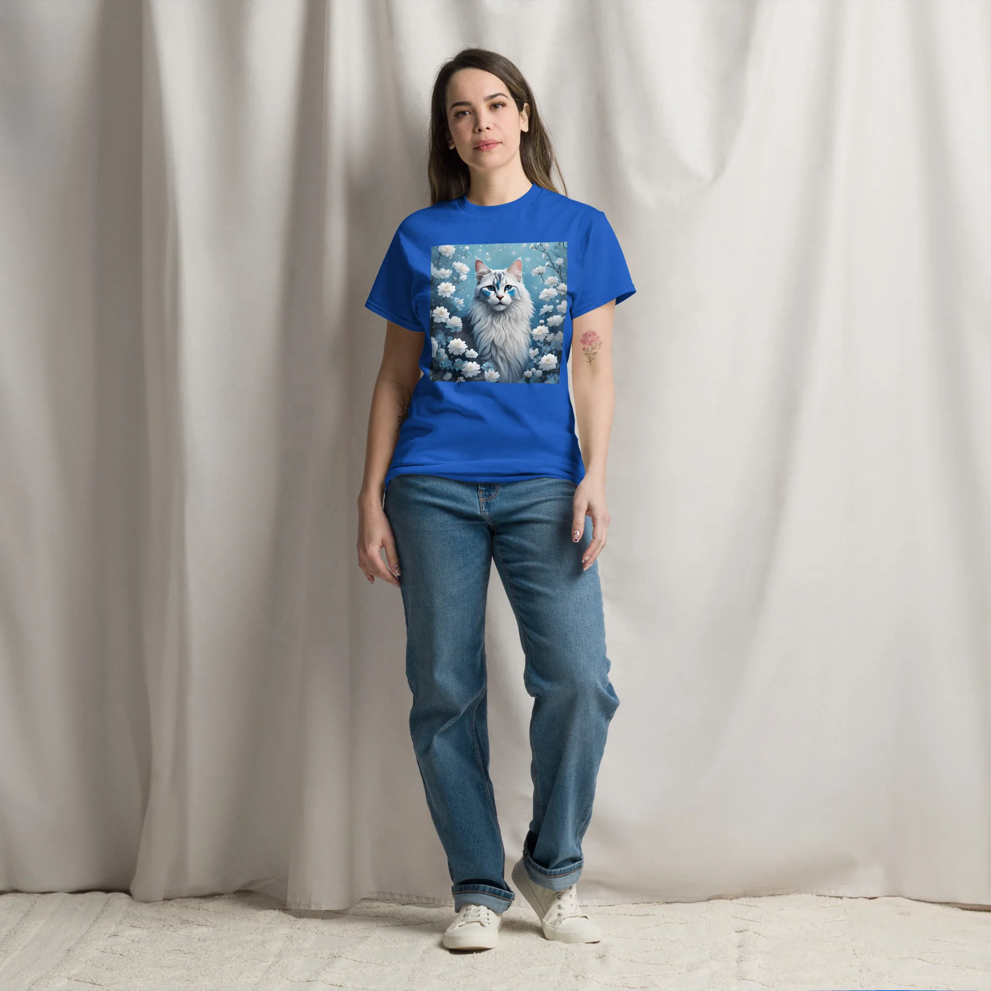 T-Shirt "Weiße Katze mit Blumen" 5 T-Shirt "Weiße Katze mit Blumen" – Bild 5