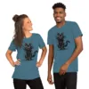 T-Shirt "schwarze Katze auf der Jagd" - unisex staple t shirt heather deep teal front 697383bca7852